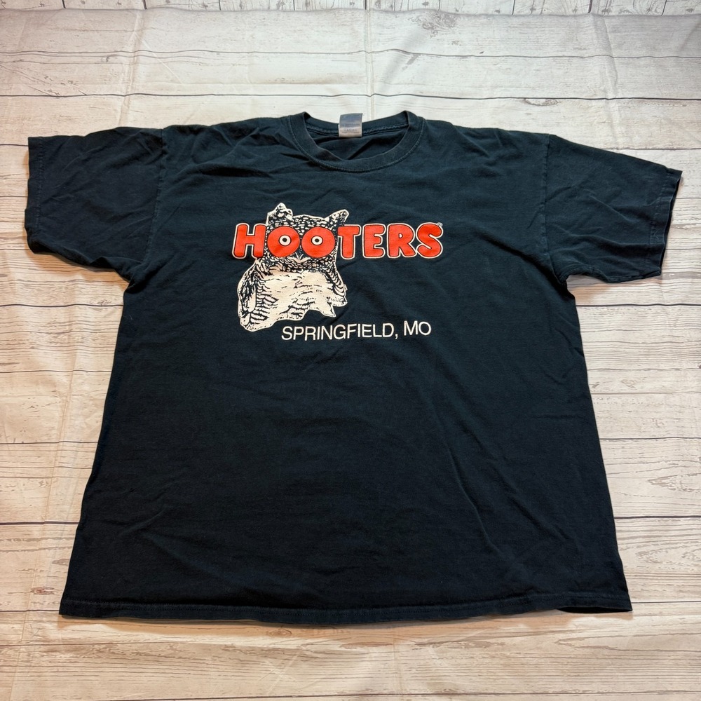 Vintage 90's Hooters Springfield MO Y2K Grunge Black Graphic Shirt Men's Size XL
